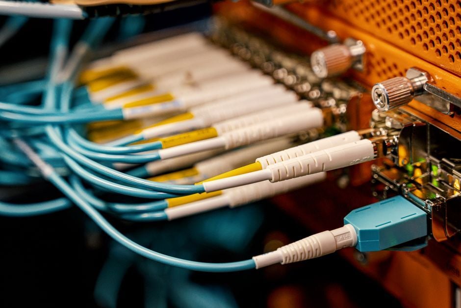 Conectores de fibra óptica de alta densidad conectados a un equipo de red en un centro de datos