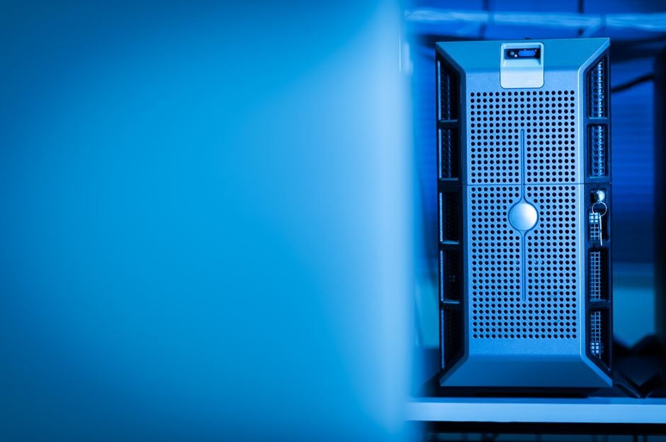 Servidor en un rack de un centro de datos moderno con iluminación azul