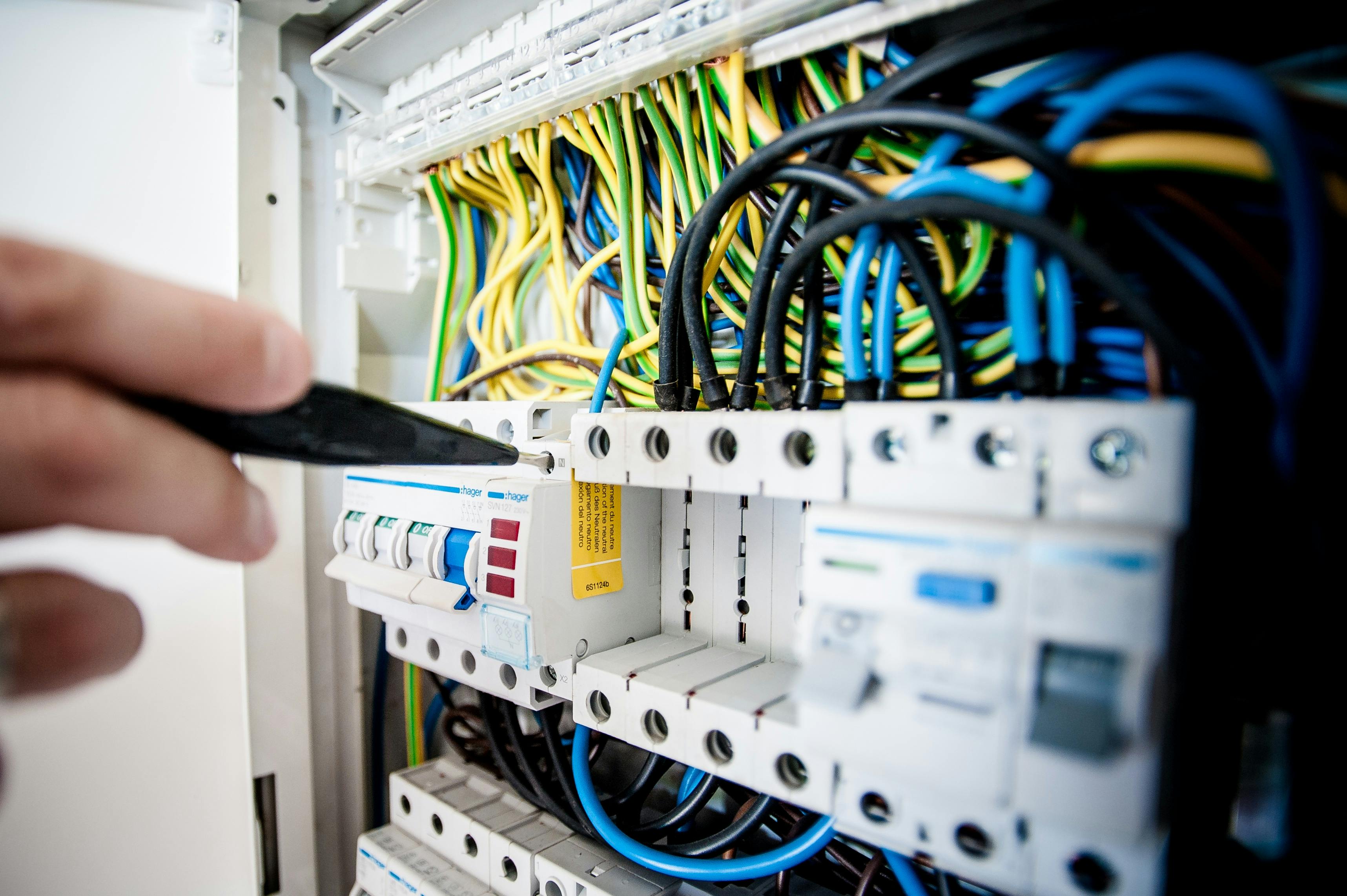 ¿Quieres conocer ese aliado invisible de la automatización? Dale el ON a tu energía con los contactores.